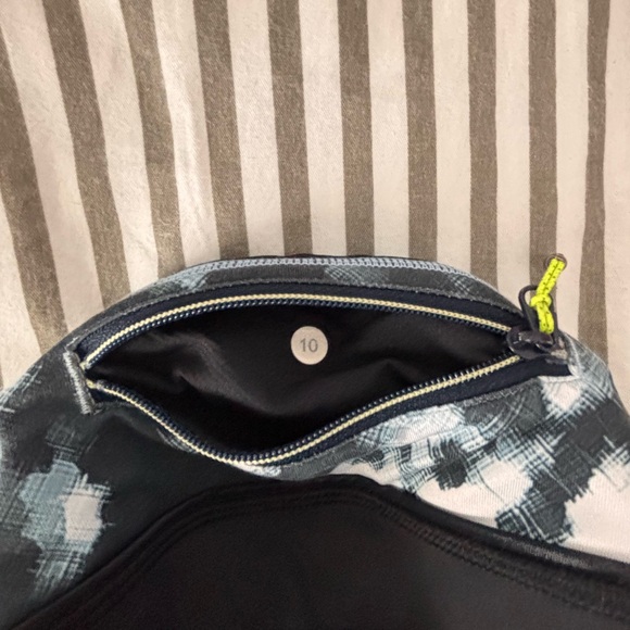 Lululemon Women’s Black Leggings with Patterned Waistband Sz 10 - Picture 5 of 5